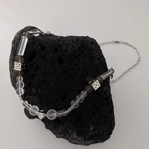 Collier pour hommes en acier titane avec perles en cristal et pendentifs dés en métal