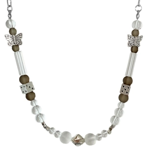 Détail du collier en acier titane avec perles de cristal, papillon et pendentif de dés