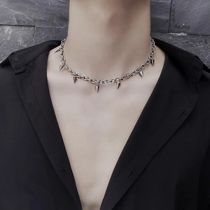 Detail der Punk-Halskette mit sieben silbernen Kegelstacheln an einer groben Metallkette