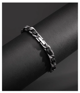 Détail du bracelet en chaîne d'acier inoxydable et cuir noir tressé avec fermoir