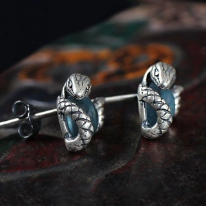 Gotische Retro-Schlangenohrringe aus Silber mit blauem Topas-Stein in Makro-Ansicht