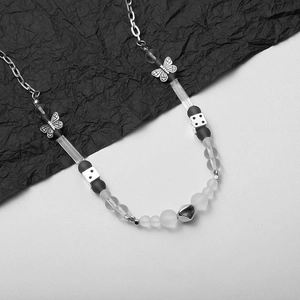 Collier chaîne argentée avec papillons métalliques, perles de dés et pendentif en cœur punk