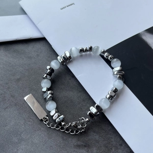 Bracelet minimaliste en pierre œil de chat et perles en acier titane avec pendentif chic
