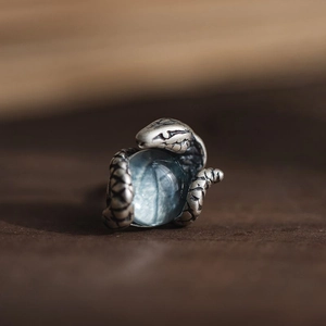 Vintage-Schlangenring aus oxidiertem Silber mit einem runden hellblauen Edelstein