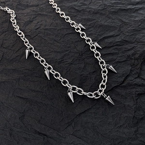 Punk-Halskette in Silber mit Metall-Spikes auf strukturiertem schwarzem Hintergrund