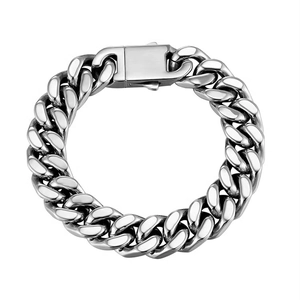 Détail macro du bracelet à mailles cubaines en acier argenté avec fermoir boîte