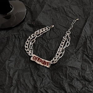 Détail du bracelet double couche en acier titane argenté avec plaque gravée OREAD