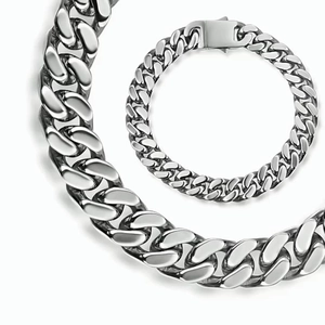 Chaîne cubaine en argent pour hommes avec un fermoir carré sécurisé et fini poli
