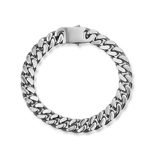 Bracelet gourmette en acier titane argenté poli avec fermoir sécurisé sur fond blanc