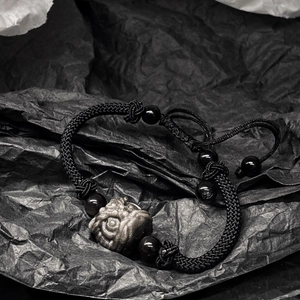 Men's woven black bracelet with lion head relief bead and polished obsidian stones