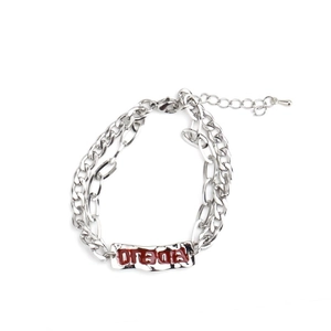 Bracelet double couche en acier titane argenté avec plaque émaillée rouge et fermoir mousqueton