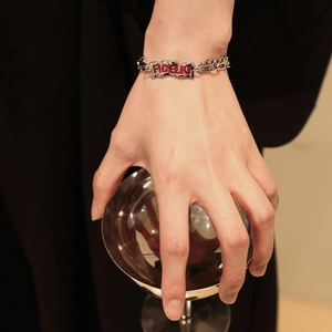 Bracelet double couche en acier titane Fidelio avec lettres et design industriel moderne