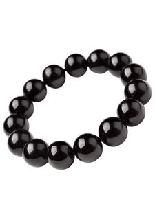 Détail macro du bracelet en perles de verre noir poli avec une finition miroir brillante