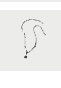 Dettaglio della collana in acciaio al titanio con catena asimmetrica e ciondolo nero