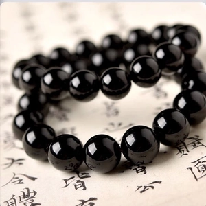Ensemble de bracelets en perles de verre noires minimalistes avec finition polie sur papier