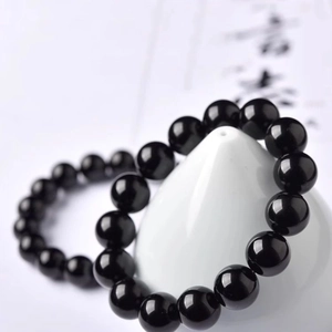 Bracelets en perles de verre noires minimalistes avec finition brillante sur plateau