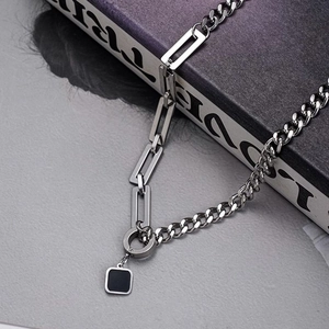 Collana a catena d'argento con pendente quadrato in smalto nero e maglie geometriche