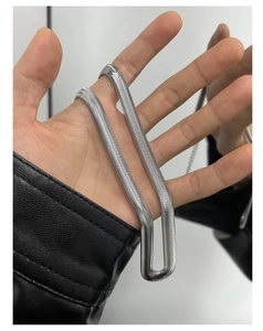 Dettaglio della collana a catena a serpente argento lucido con finitura a specchio