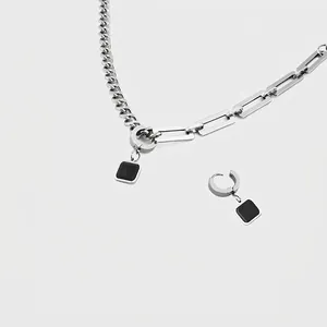 Set collana a catena in acciaio al titanio e orecchini quadrati con ciondolo