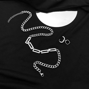 Set collana e orecchini in acciaio al titanio con maglie cubane e dettagli geometrici