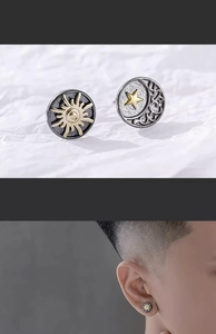 Detailansicht asymmetrischer Himmelsstecker mit Sonnen- und Mondmotiven für Herren