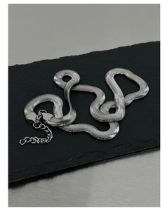 Dettaglio della collana a catena serpente argento con chiusura a moschettone su pietra