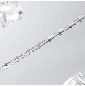 Dettaglio della collana a catena con croce d'argento su ghiaccio con lucentezza metallica