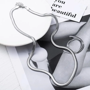 Collana minimalista a maglia serpente in acciaio inossidabile argento su piatto bianco