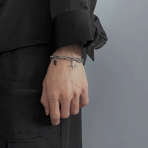 Nahaufnahme des Stern-Armbands aus Titanstahl mit schwarzem Edelstein am Handgelenk
