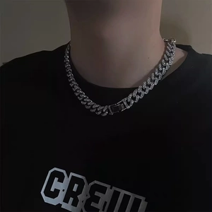 Detail einer silbernen Iced-Out-Panzerkette getragen für trendige Hip-Hop-Streetwear-Mode