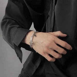 Detail von Herrenarmband aus Titanstahl mit schwarzem Anhänger und Gliederkette