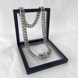 Iced-Out-Silber-Cuban-Kette mit glitzernden Strasssteinen in einer schwarzen Geschenkbox