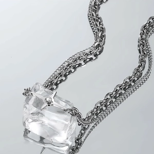 Collier double couche en argent avec pendentif étoile polaire sur décor de glace