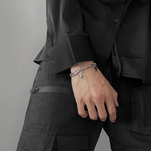 Nahaufnahme von Titanstahl Stern- und Edelsteinarmband am Handgelenk eines Mannes