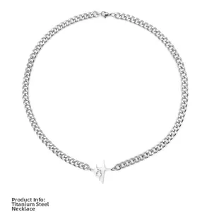 Détail du pendentif étoile en titane argenté sur une grosse chaîne à maillons cubains
