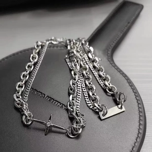 Vue macro du collier multi-rangs en métal argenté avec pendentif étoile et diamant