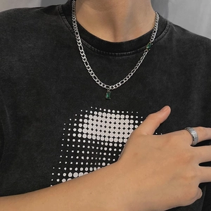 Collier gourmette homme argenté avec zircons vert émeraude et bague gravée large