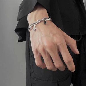 Details des Silber-Titastahl-Kettenarmbands mit Sternanhänger und schwarzem Edelstein