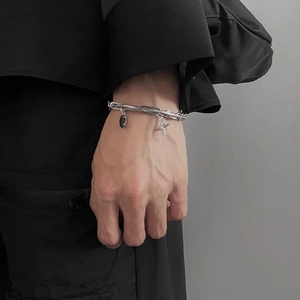 Detail von Sternanhänger und schwarzem Edelstein am Panzerarmband aus Titanstahl für Herren