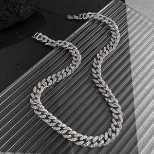 Silberne Iced Out Panzerkette mit Strasssteinen in eleganter S-Form Präsentation