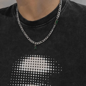 Collier chaîne Figaro argentée pour homme avec deux pendentifs en zircon vert émeraude