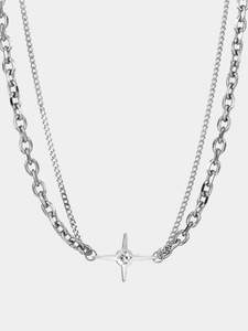 Détail du collier argenté double couche avec pendentif étoile et chaîne à maillons épais