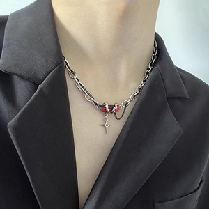 Collar punk de titanio con piedra rectangular roja y colgante de cruz de moda