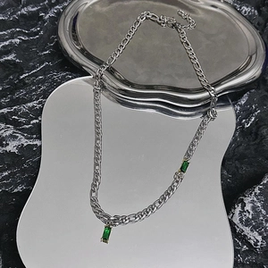 Collier chaîne Figaro argentée avec pierres de zircon rectangulaires vert émeraude
