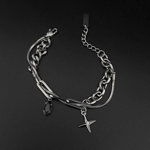Detail von Silberarmband mit schwarzem Edelstein und mehrlagigen Punk-Gliederkettenstücken