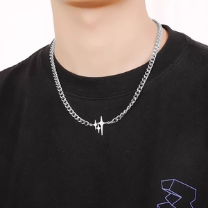 Collier pour homme en acier titane avec pendentif étoile et chaîne cubaine argent