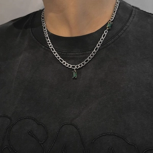 Collier maille Figaro avec gemmes émeraude porté par un mannequin homme