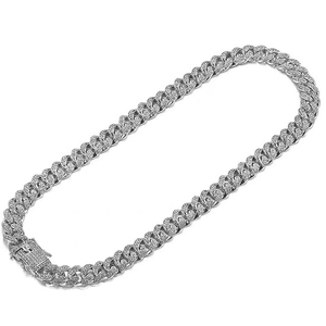 Detaillierte Nahaufnahme der Iced-Out-Panzerkette mit silbernen Pavé-Kristallen