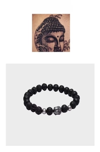 Detailansicht eines Lavastein-Armbands mit geschnitztem Buddhakopf und Silberperlen