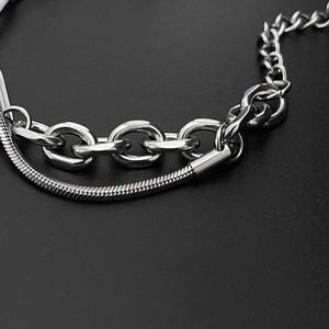 Detailansicht des Titanstahl-Armbands mit Doppelketten-Design und O-Ring-Textur
